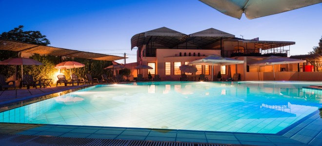 Cosa si deve fare per tenere pulita una piscina?